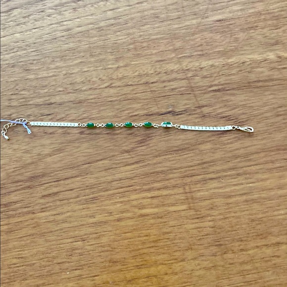 Bracelet. Beautiful with Green Stones. Excellent Condition - Picture 10 of 16